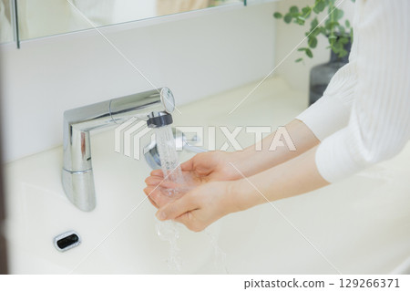 Woman washing hands 129266371