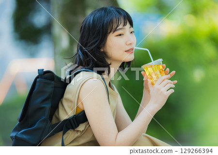 走在綠色的婦女 129266394