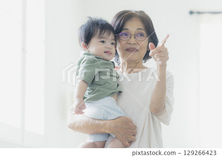 寶寶被奶奶抱在懷裡 129266423