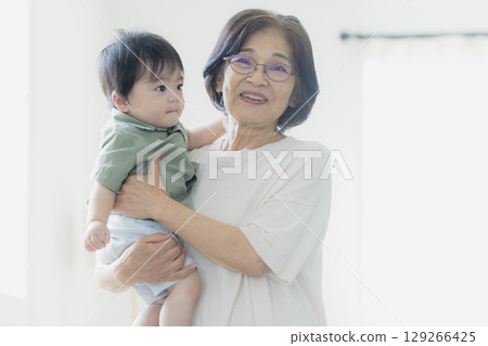 寶寶被奶奶抱在懷裡 129266425