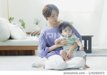 父母和孩子在客廳裡放鬆 父母和孩子在客廳裡放鬆 129266453