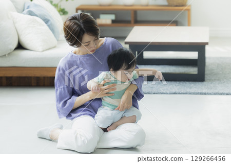 Parents and children relaxing in the living room Parents and children relaxing in the living room 129266456