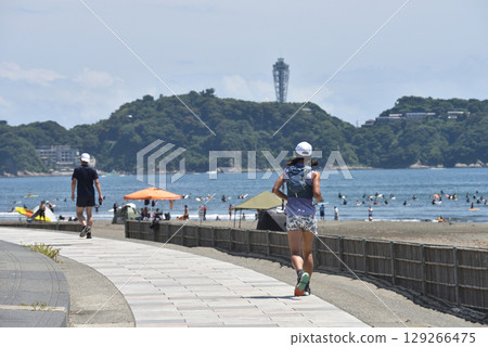 沿著餛飩海岸散步道奔跑的人們 129266475