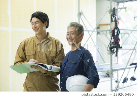 身穿全套安全帶的男性工人 身穿全套安全帶的男性工人 129266490