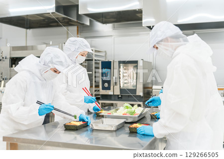 男女整理午餐盒(食品工廠、食品加工、食品衛生) 男女整理午餐盒(食品工廠、食品加工、食品衛生) 129266505