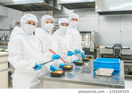 男女整理午餐盒（食品工廠、食品加工、食品衛生） 129266509