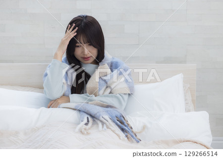 疲憊的女人躺在床上 129266514