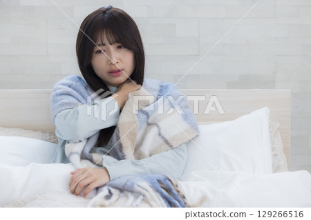 疲憊的女人躺在床上 疲憊的女人躺在床上 129266516