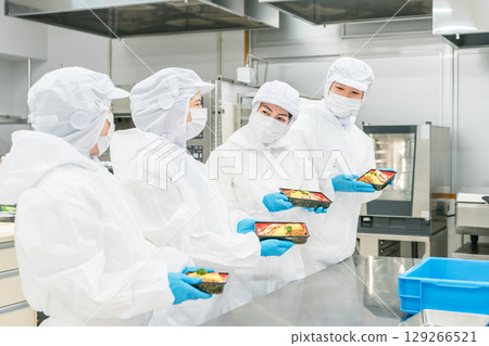 男女整理午餐盒（食品工廠、食品加工、食品衛生） 129266521