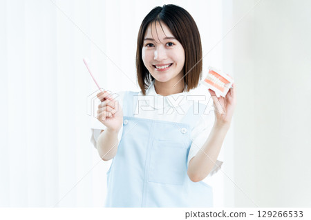 女牙科工作人員指導刷牙 129266533