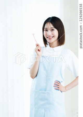 女牙科工作人員指導刷牙 129266538