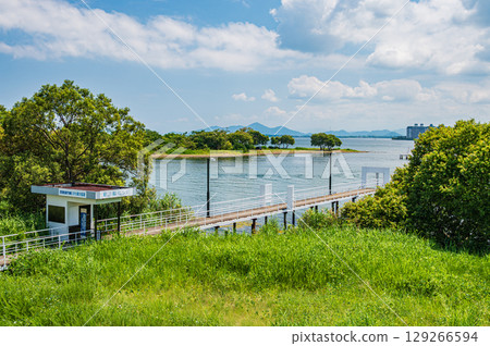 從滋賀縣大津市琵琶湖大橋米廣場路邊站眺望 從滋賀縣大津市琵琶湖大橋米廣場路邊站眺望 129266594