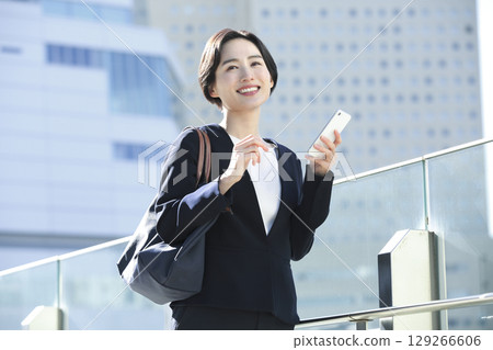 在辦公室外工作的女性 在辦公室外工作的女性 129266606