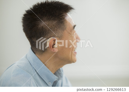 戴著助聽器的老人 129266613