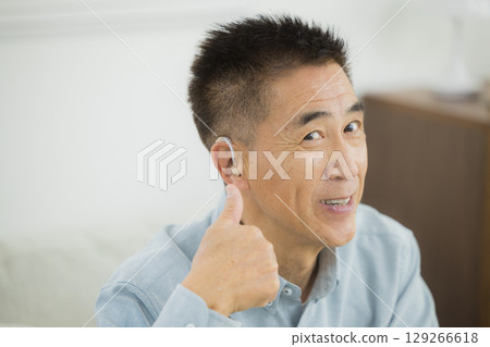 戴著助聽器的老人 129266618