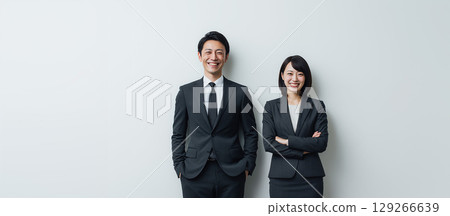 微笑的男人和女人，非常適合招募和招募頁面的主視覺 129266639