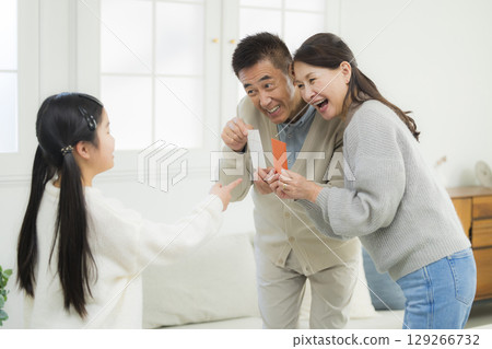 小學生從祖父母那裡得到零用錢 129266732