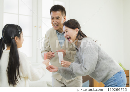 小學生從祖父母那裡得到零用錢 129266733