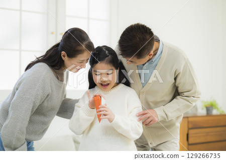 Elementary school student receiving pocket money from grandparents Elementary school student receiving pocket money from grandparents 129266735