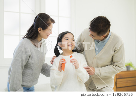小學生從祖父母那裡得到零用錢 129266736