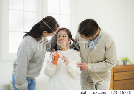 小學生從祖父母那裡得到零用錢 129266738