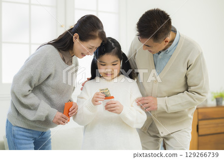 小學生從祖父母那裡得到零用錢 129266739
