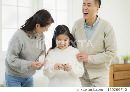 小學生從祖父母那裡得到零用錢 129266740