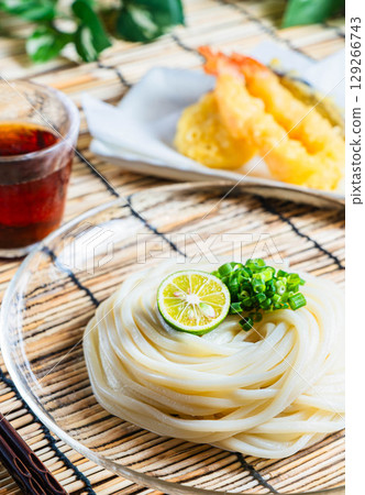 冷烏龍麵佐酸橘和蔥 冷烏龍麵佐酸橘和蔥 129266743