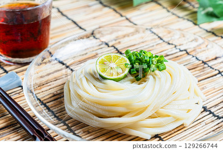 Simple chilled udon noodles with sudachi citrus and green onions 129266744