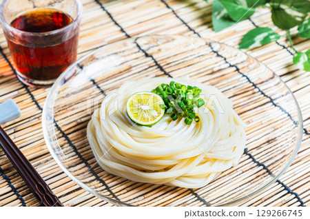 簡單的冷烏龍麵，配上酸橘和蔥 129266745