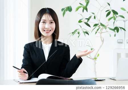 Young woman advisor Young woman advisor 129266956