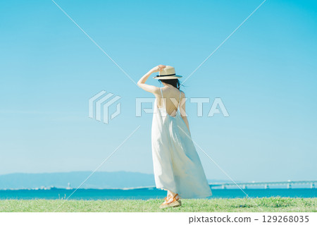 一位全心全意在度假村享受假期的女人 129268035