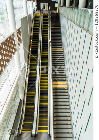 北陸新幹線敦賀站東口的長扶梯|福井縣敦賀市 北陸新幹線敦賀站東口的長扶梯|福井縣敦賀市 129268270