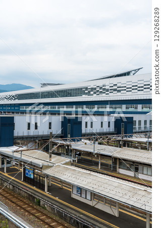 多雲的天空和北陸新幹線敦賀站的圖像 | Hapi Line 福井線的圖像 | 福井縣敦賀市 129268289