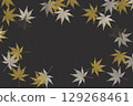 帶有優雅金色楓葉的日式黑色背景模板。 129268461