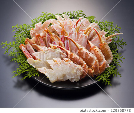 Half-cut raw snow crab 129268778