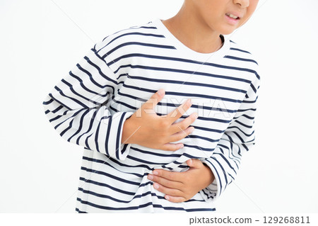 小學男孩摀著肚子很痛 129268811