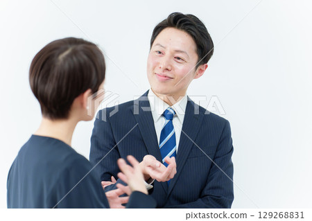 在辦公室交談的商務人士 在辦公室交談的商務人士 129268831