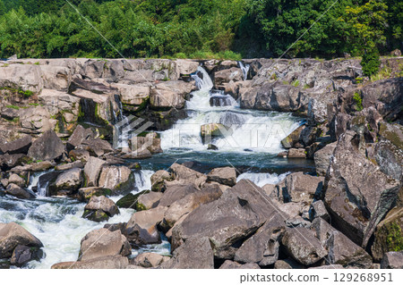 鹿兒島縣伊佐市的曾木瀑布和令人印象深刻的岩石景觀 鹿兒島縣伊佐市的曾木瀑布和令人印象深刻的岩石景觀 129268951