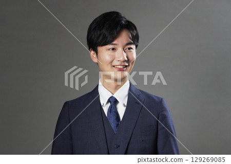 商人肖像黑背景 129269085