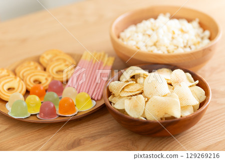 桌上有很多醣果 129269216