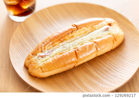 桌上的三明治上放著香腸卷 桌上的三明治上放著香腸卷 129269217