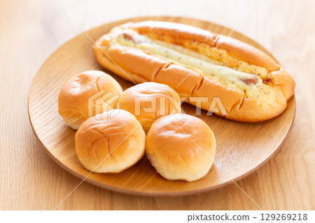 Delicatessen bread (sweet bread) 129269218