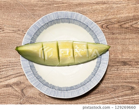 Delicious cut melon 129269660