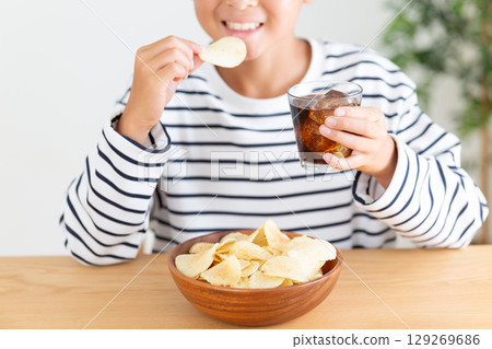 吃糖果的小學生 129269686