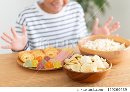 吃很多醣果的小學生 129269689