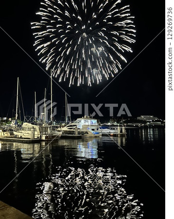煙花在夏日的夜晚綻放 129269736