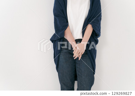 穿著牛仔布的女性身體部位 129269827