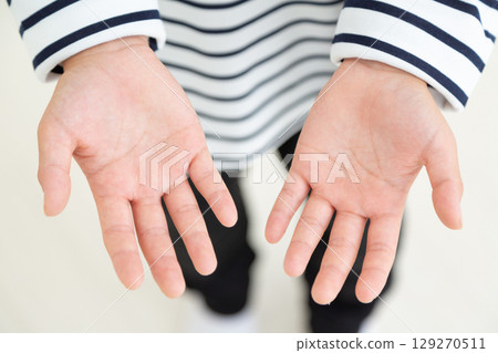 Palm of an elementary school boy 129270511