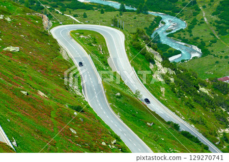 瑞士阿爾卑斯山的廣闊山脈、村莊和山路 129270741